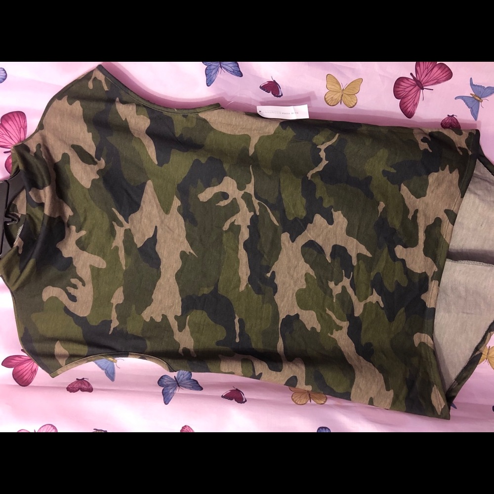Sleeveless Camo-Print Hi-Lo Top NY & Co size med